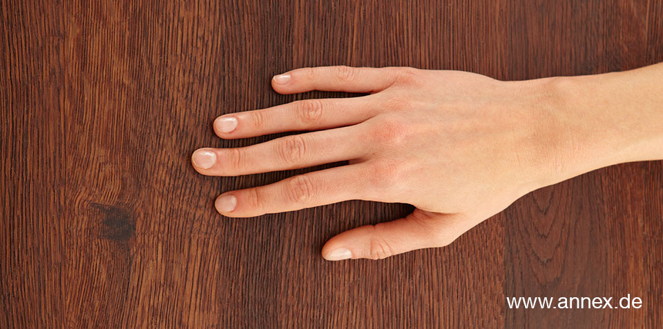 Hand auf Holz